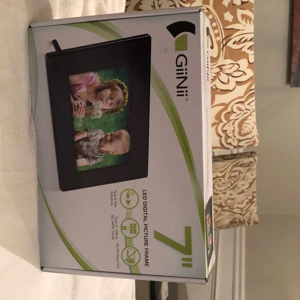 GiiNii 7” LED Digital Picture Frame